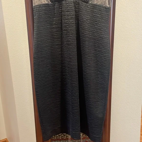 London times dress for the holidays. Size 8 fits those curves well. - Picture 6 of 6